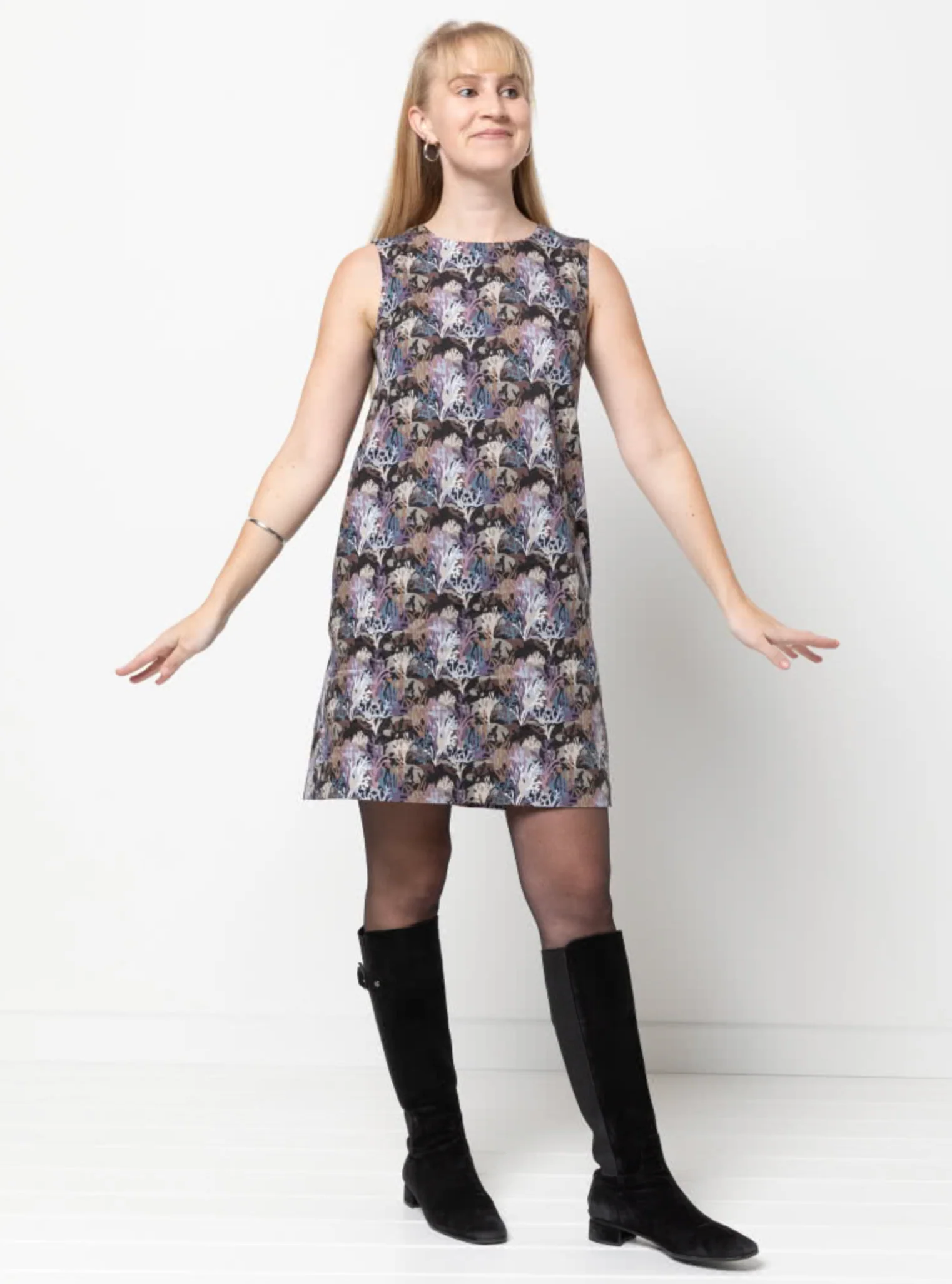 Style Arc June Sheath Dress - Image 2