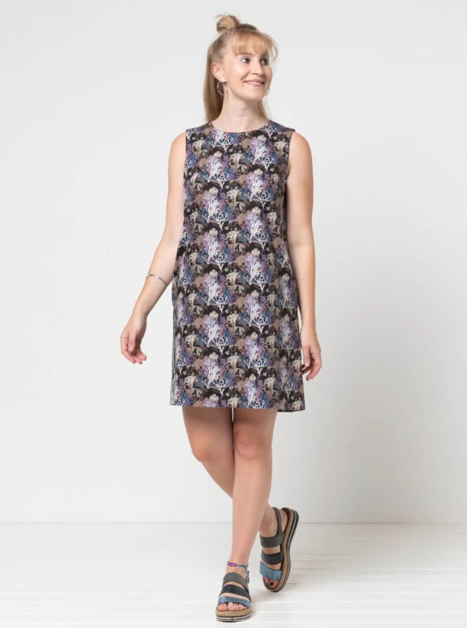 Style Arc June Sheath Dress - Image 6