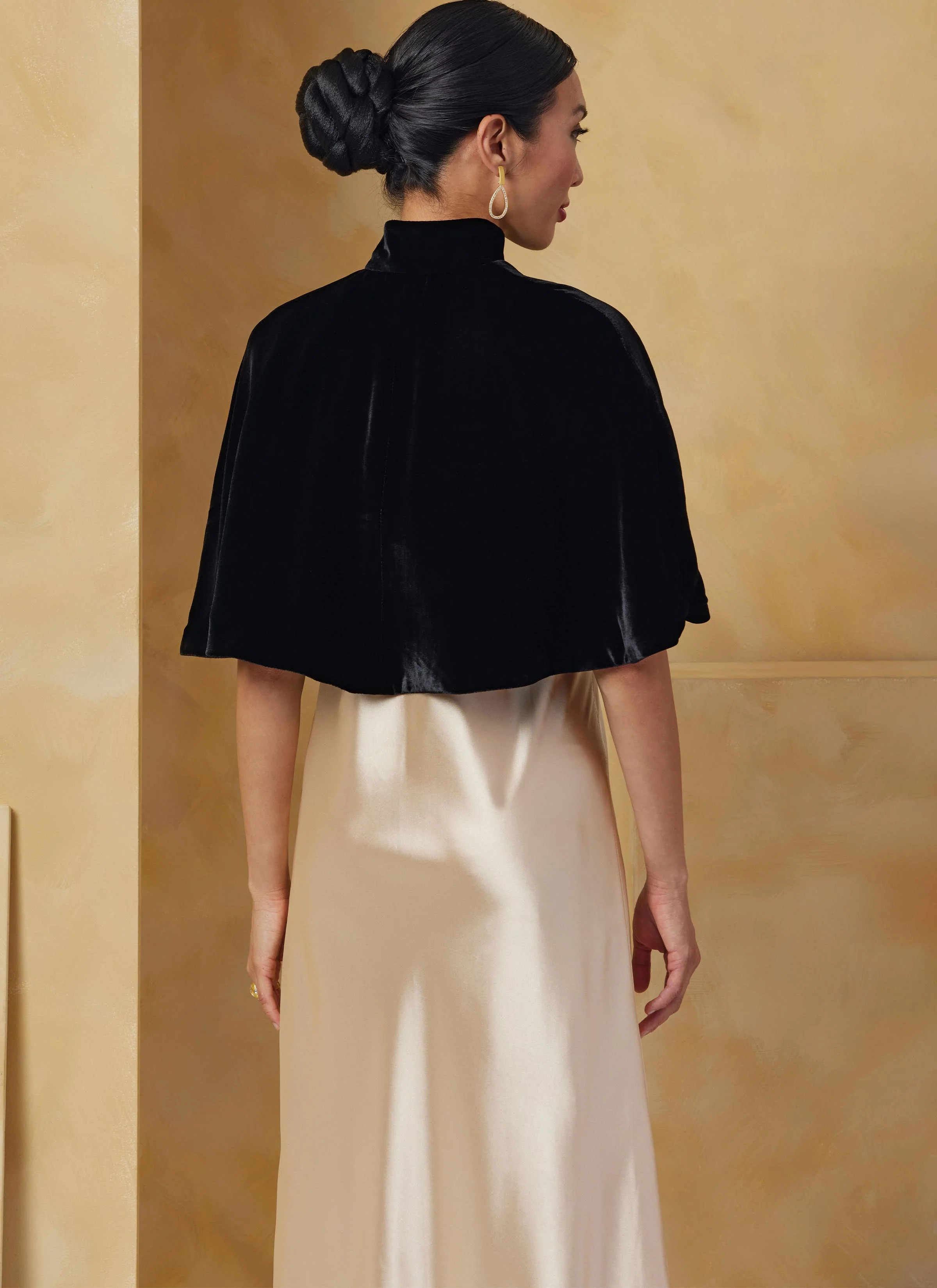 Vogue Bolero and Capes V2078 - Image 9